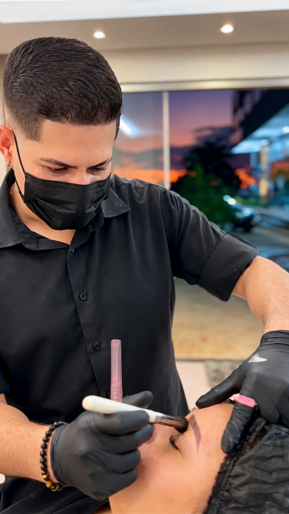 Profissional durante atendimento estético