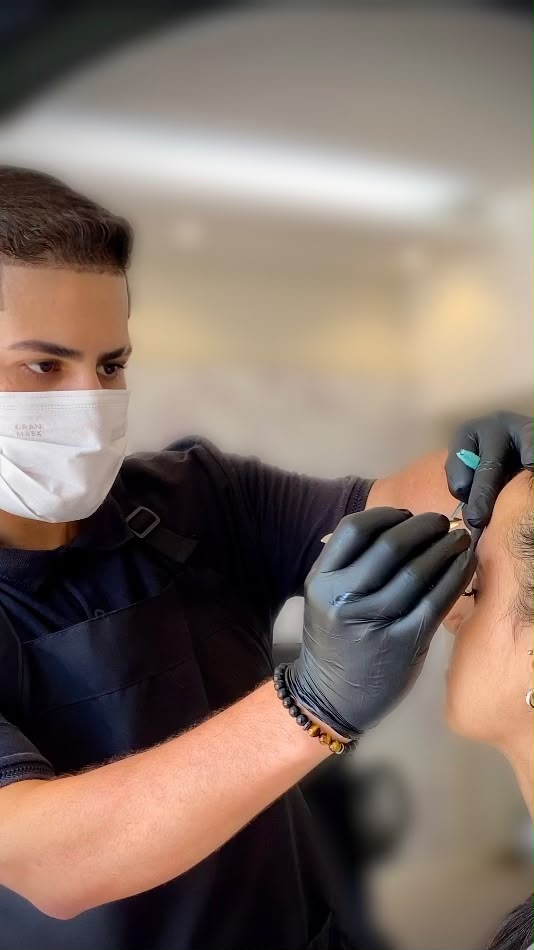 Profissional realizando procedimento facial