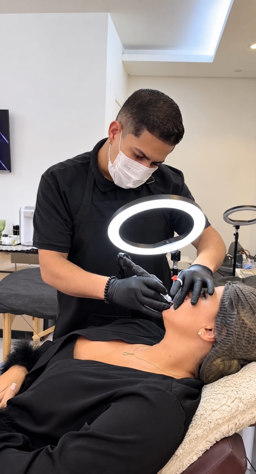 Profissional realizando procedimento com iluminação de apoio